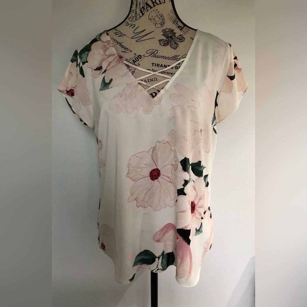 Dynamite Floral Top floral print in rose colour medium cap sleeves
